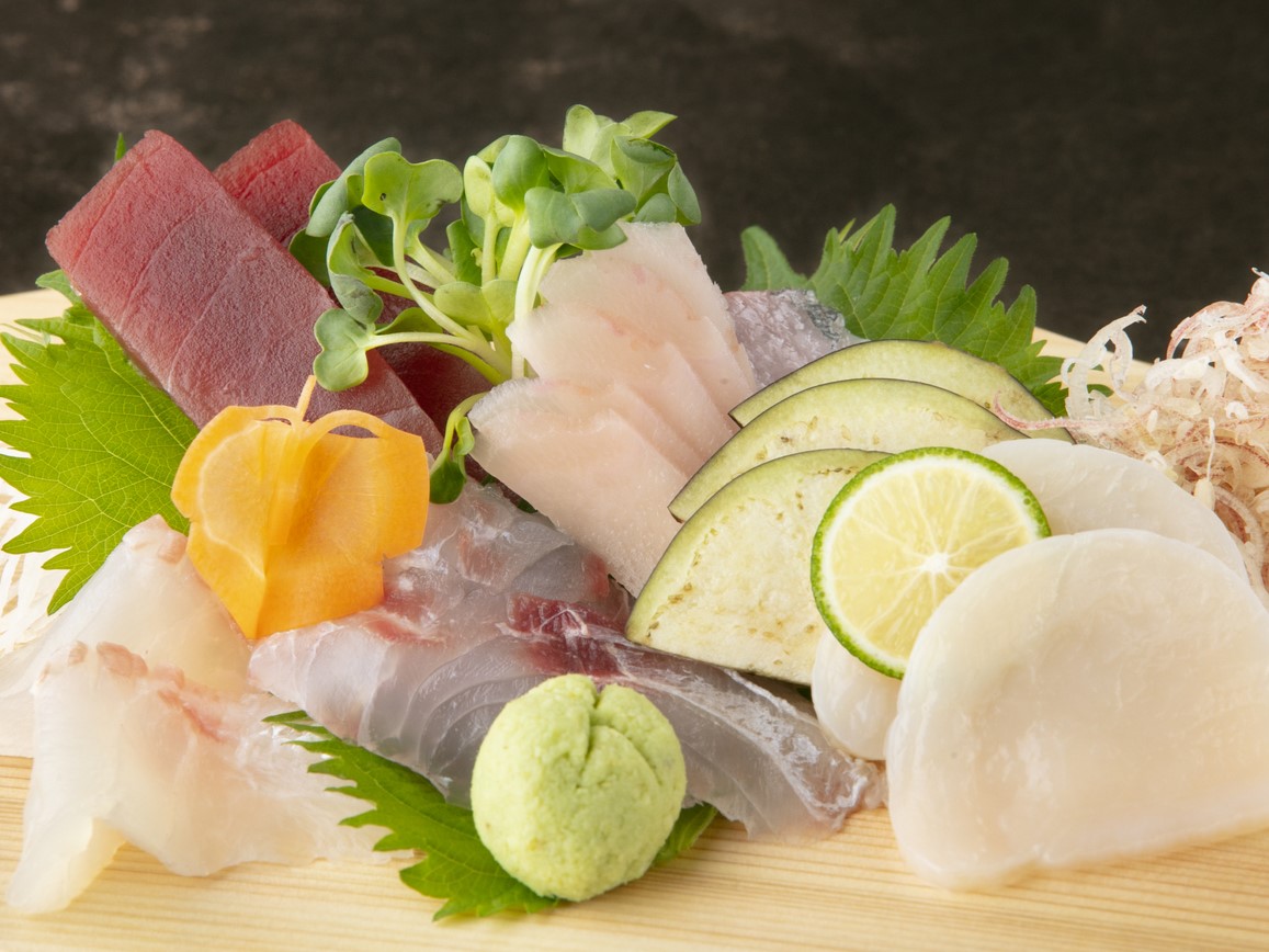 旬のお魚を日替わりで
【お造り盛り合わせ】