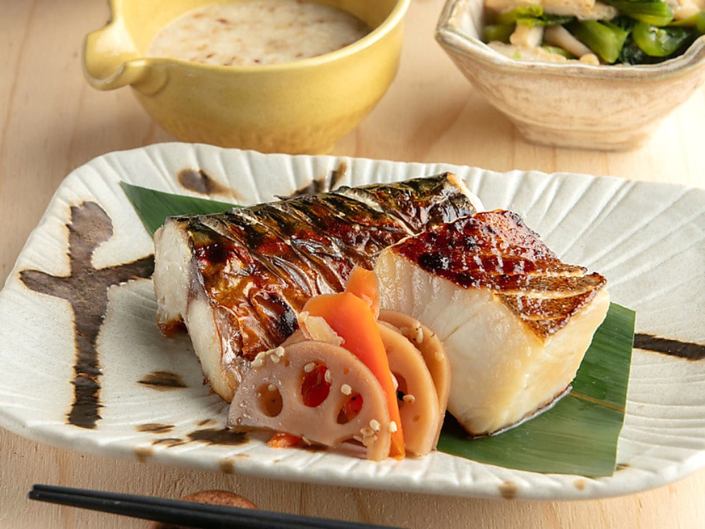 《焼き魚二種と吟シャリ御膳》
とろろ・小鉢・吟シャリ・味噌汁
1,300円（税込）