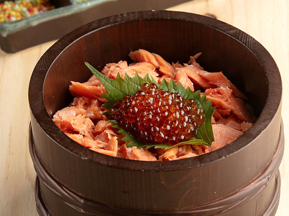 《鮭といくらの親子まぶしご飯》
小鉢・茶出し
1,600円（税込）