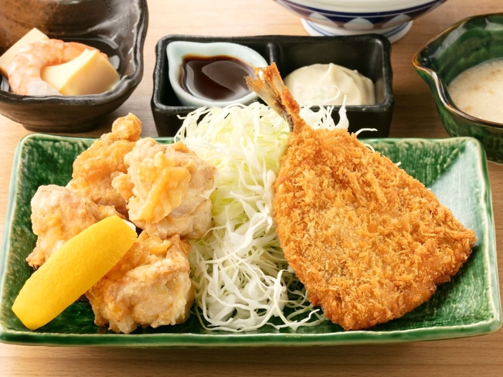 《鳥からあげとアジフライ合盛り御膳》
とろろ・小鉢・吟シャリ・味噌汁
1,300円（税込）